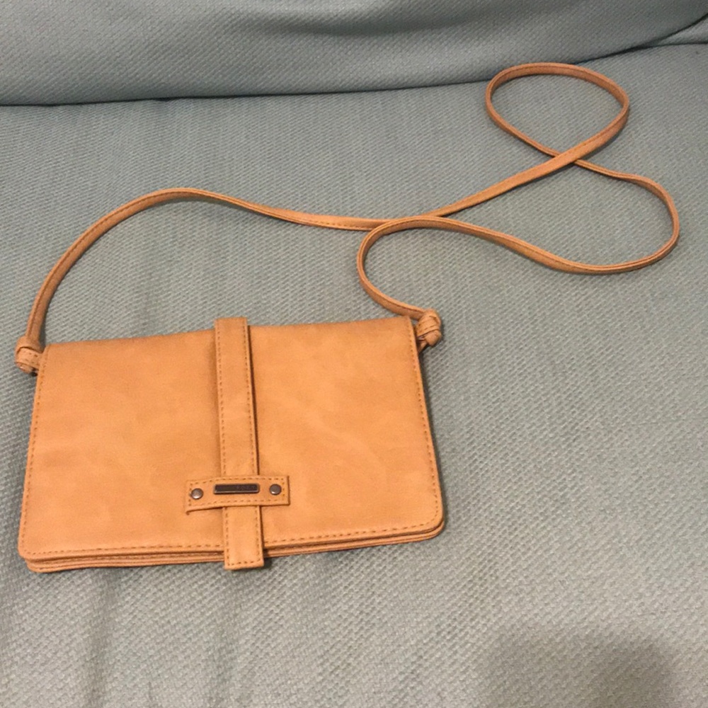 EUC Roxy tan crossbody clutch
